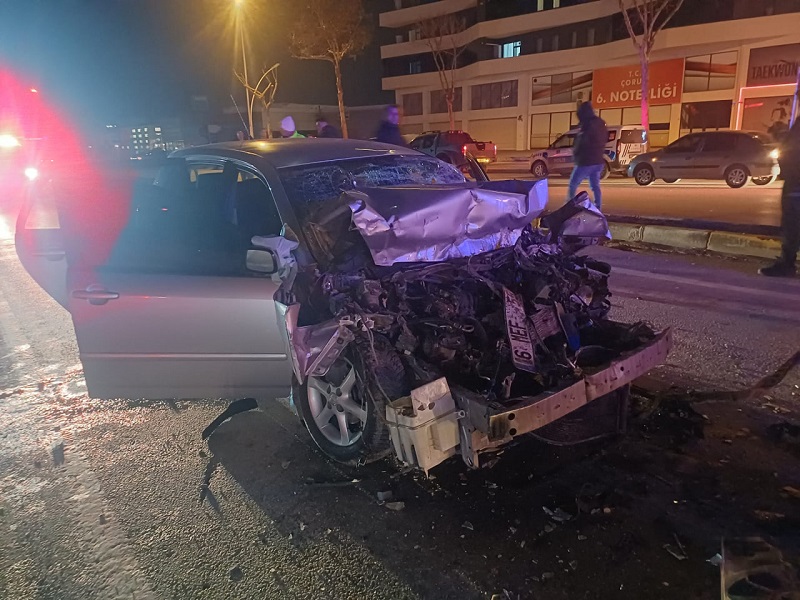 ÇORUM’da kırmızı ışıkta bekleyen çekiciye arkadan çarpan otomobilin sürücüsü Yusuf