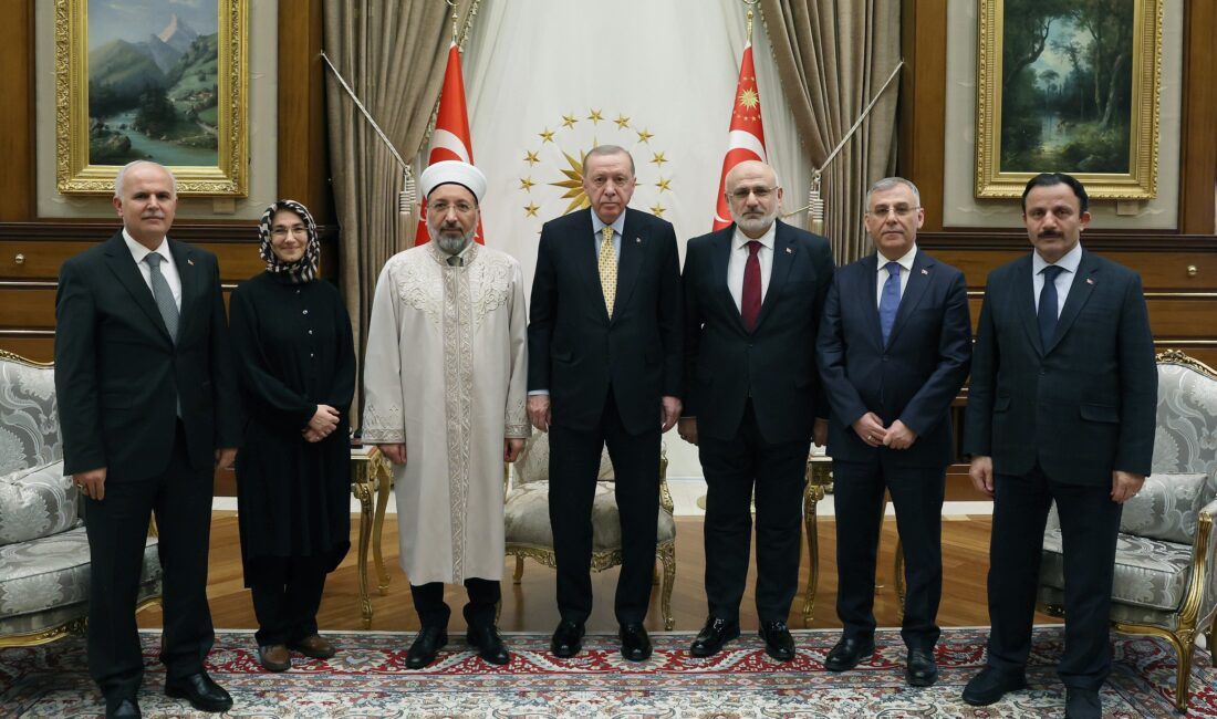 Cumhurbaşkanı Recep Tayyip Erdoğan, Diyanet İşleri Başkanı Safi Arpaguş’u makamında