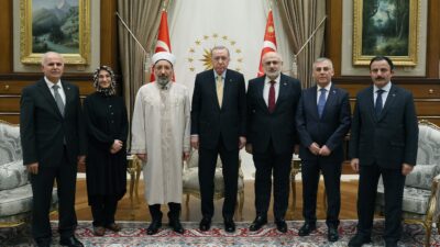 Cumhurbaşkanı Recep Tayyip Erdoğan, Diyanet İşleri Başkanı Safi Arpaguş’u makamında