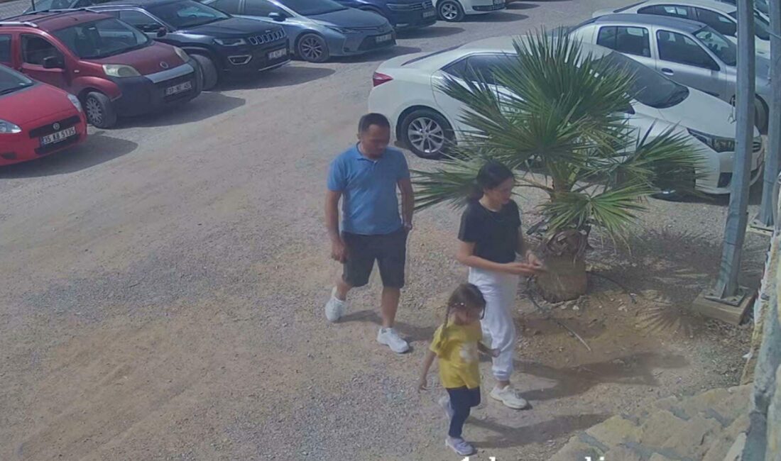 İzmir’in Menemen ilçesinde, bir düğün salonunun bahçe girişindeki dekoratif kemerin