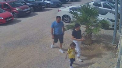 İzmir’in Menemen ilçesinde, bir düğün salonunun bahçe girişindeki dekoratif kemerin