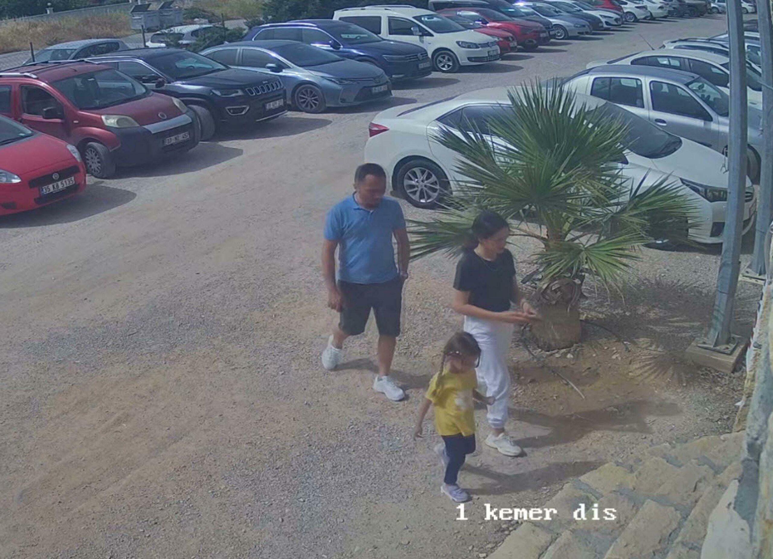 İzmir’in Menemen ilçesinde, bir düğün salonunun bahçe girişindeki dekoratif kemerin