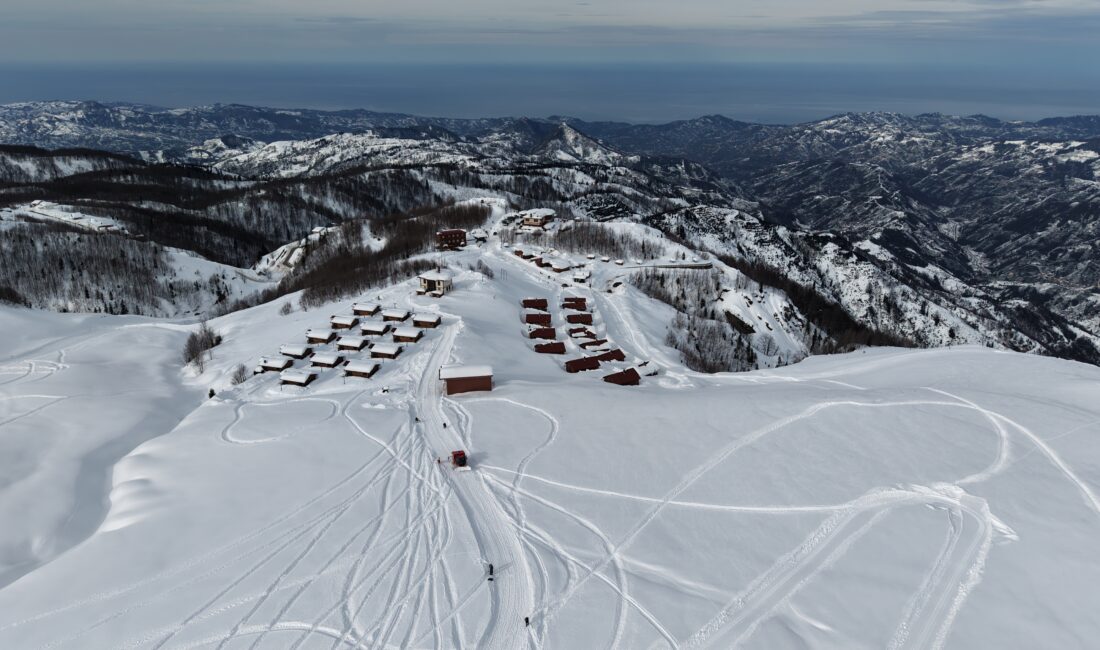 Rize’nin 1800 rakımlı deniz manzaralı Handüzü Yaylası’nda bir araya gelen