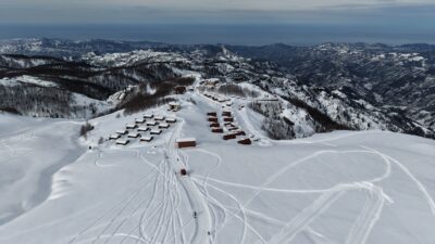 Rize’nin 1800 rakımlı deniz manzaralı Handüzü Yaylası’nda bir araya gelen