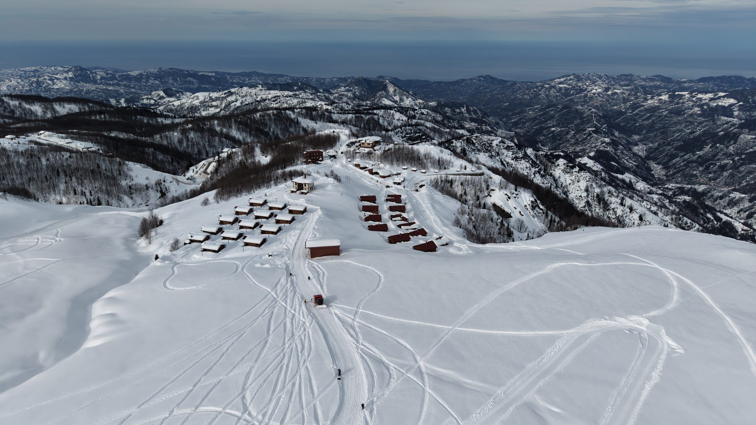 Rize’nin 1800 rakımlı deniz manzaralı Handüzü Yaylası’nda bir araya gelen