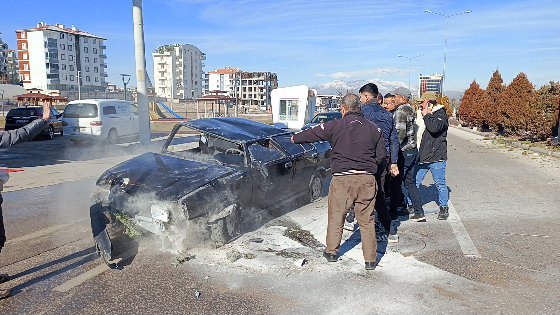 Karaman’da refüje çarparak takla atan ve hurdaya dönen otomobilin sürücüsü