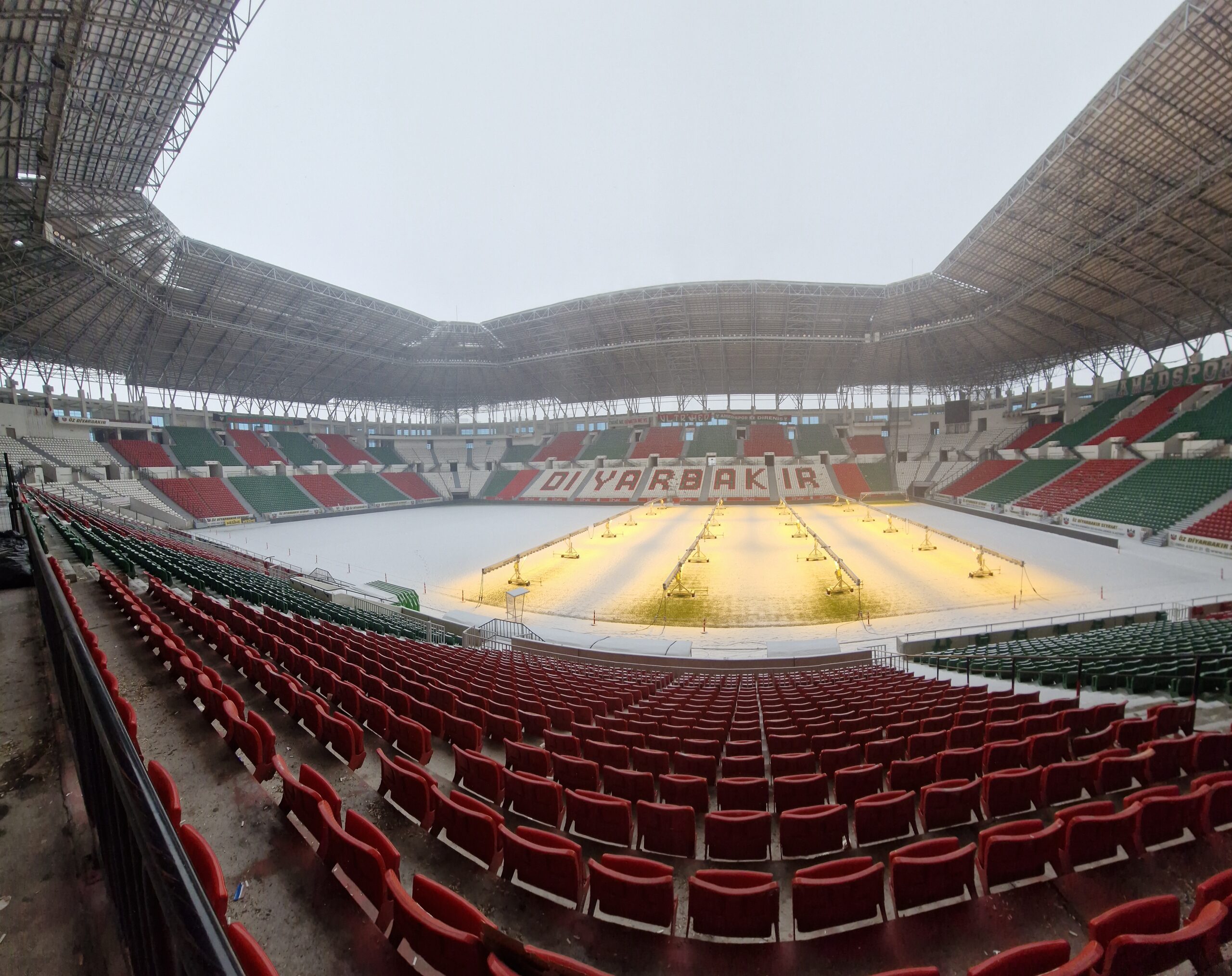 Sıfırın Altındaki Sıcaklıklarda Çimlerin Zarar Görmemesi İçin Isıtma ve Yapay