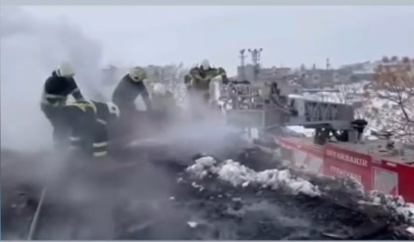 Çınar’da Sobadan Çıkan Kıvılcım Okulun Çatısını Tutuşturdu Diyarbakır’ın Çınar ilçesinde