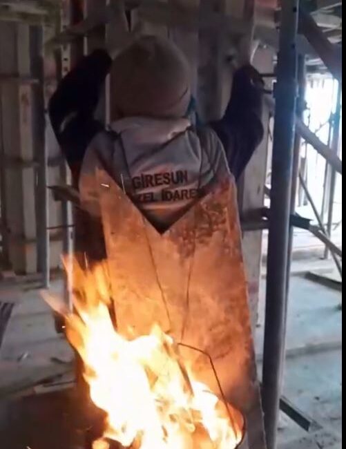 Giresun’un Bulancak ilçesinde dondurucu soğukta çalışmak zorunda kalan inşaat ustası