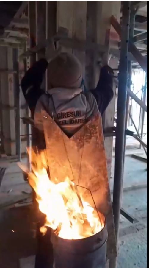 Giresun’un Bulancak ilçesinde dondurucu soğukta çalışmak zorunda kalan inşaat ustası