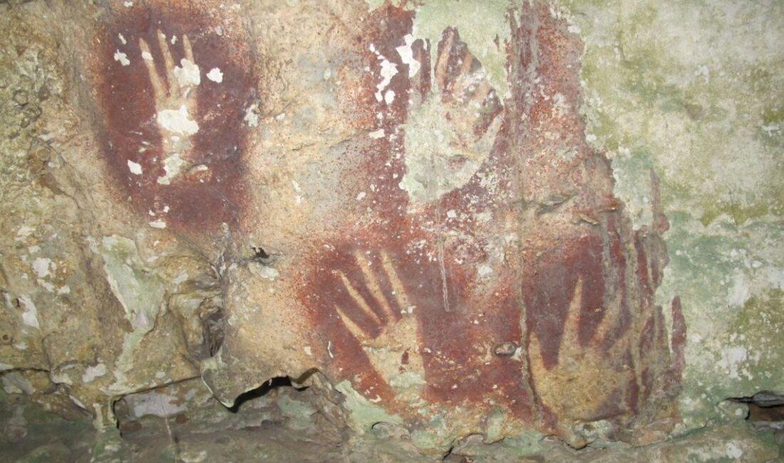 Endonezya’da bir mağarada yürütülen araştırmalarda, dünyanın bilinen en eski kaya