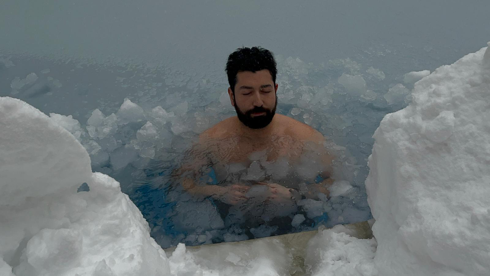 Kar Yağışı ve Dondurucu Soğuğa Aldırış Etmeyen Eren Biri, Vücut