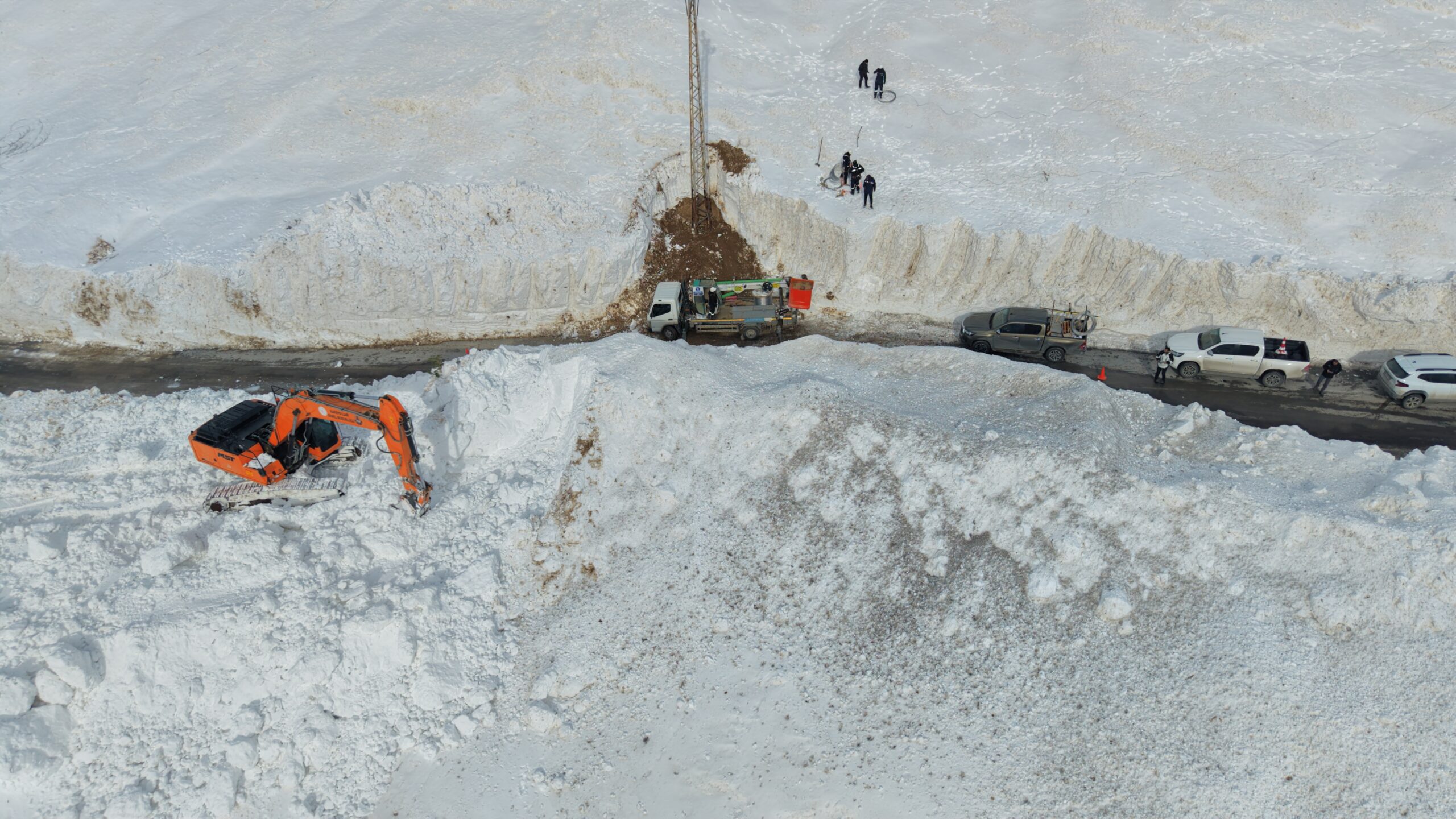 Van’da etkili olan yoğun kar yağışı ve çığ düşmesi sonucu