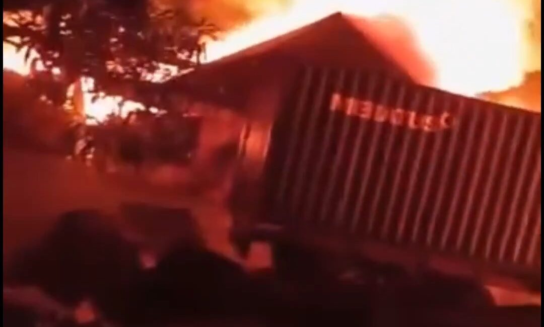 Endonezya’nın Kuzey Sumatra eyaletine bağlı Medan kentinde bir sandalet fabrikasında