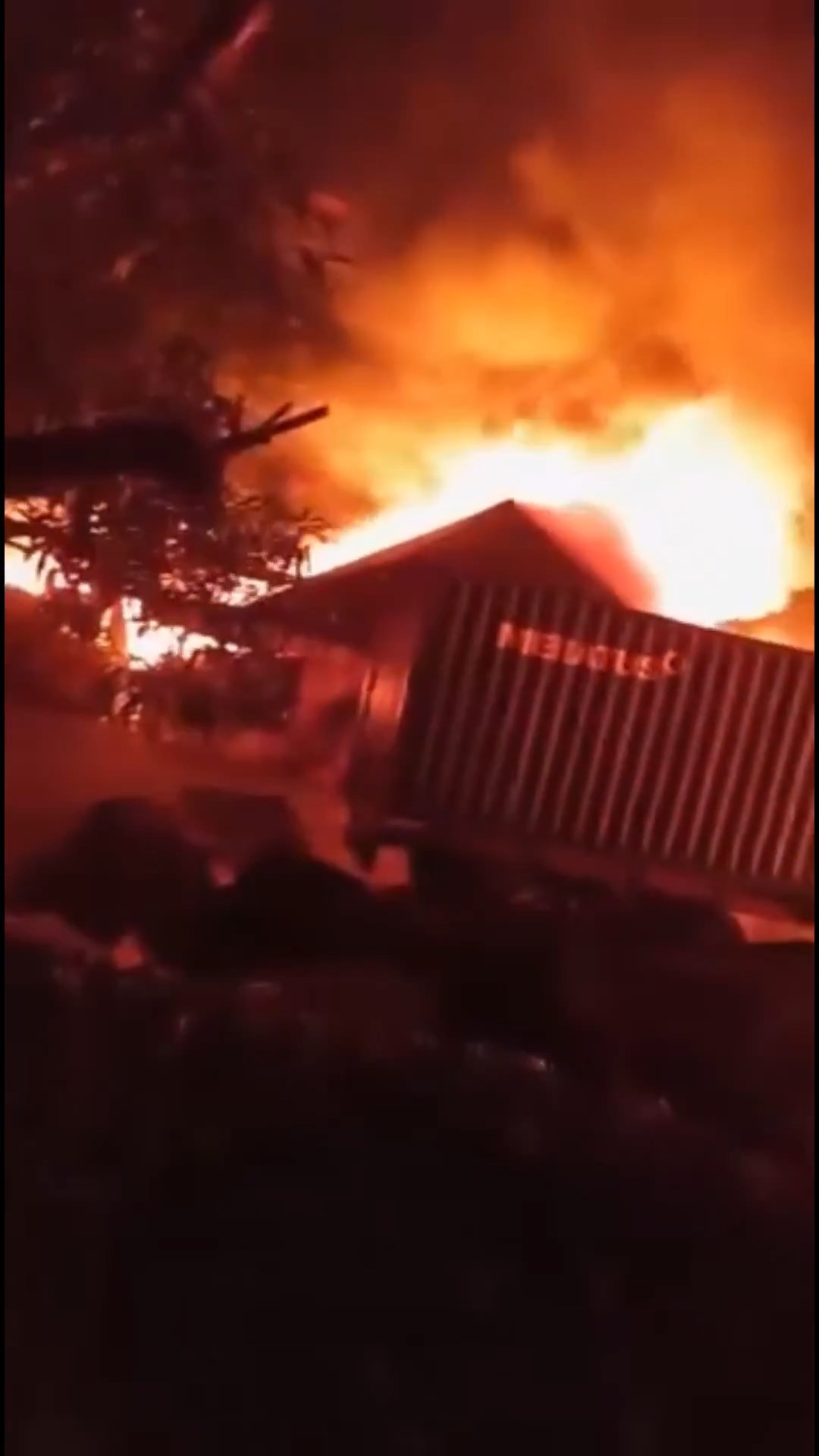 Endonezya’nın Kuzey Sumatra eyaletine bağlı Medan kentinde bir sandalet fabrikasında