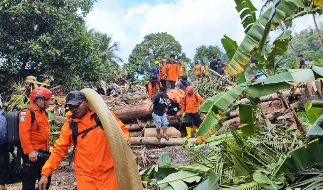 Endonezya’nın Kuzey Sulawesi eyaletinde meydana gelen şiddetli yağışların tetiklediği sel