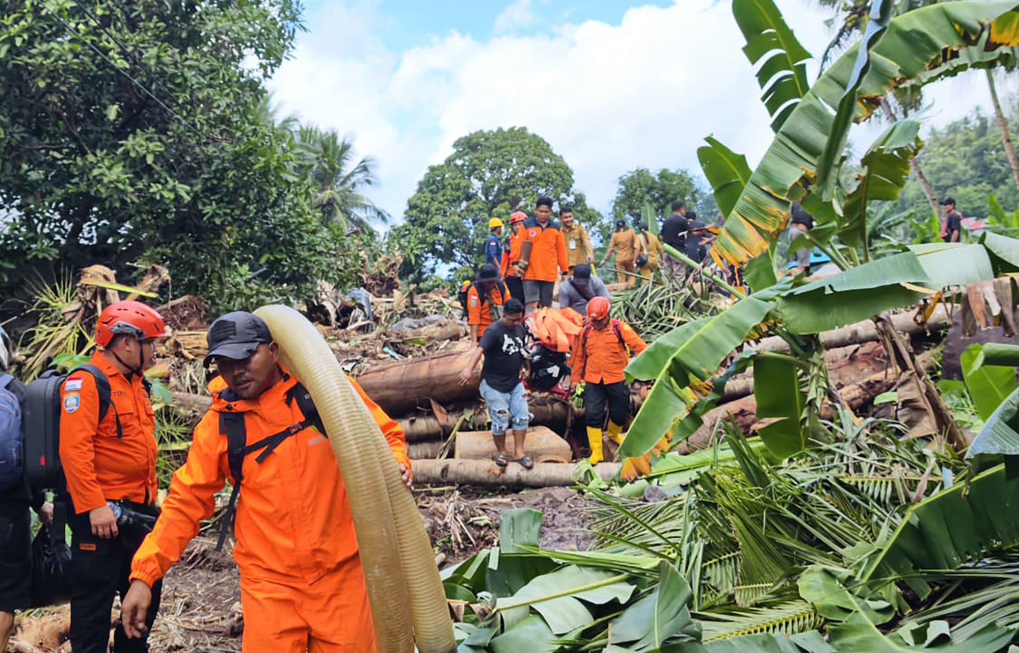 Endonezya’nın Kuzey Sulawesi eyaletinde meydana gelen şiddetli yağışların tetiklediği sel