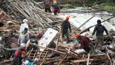 Endonezya’nın Batı Bandung bölgesinde şiddetli yağışların tetiklediği toprak kaymasında ilk