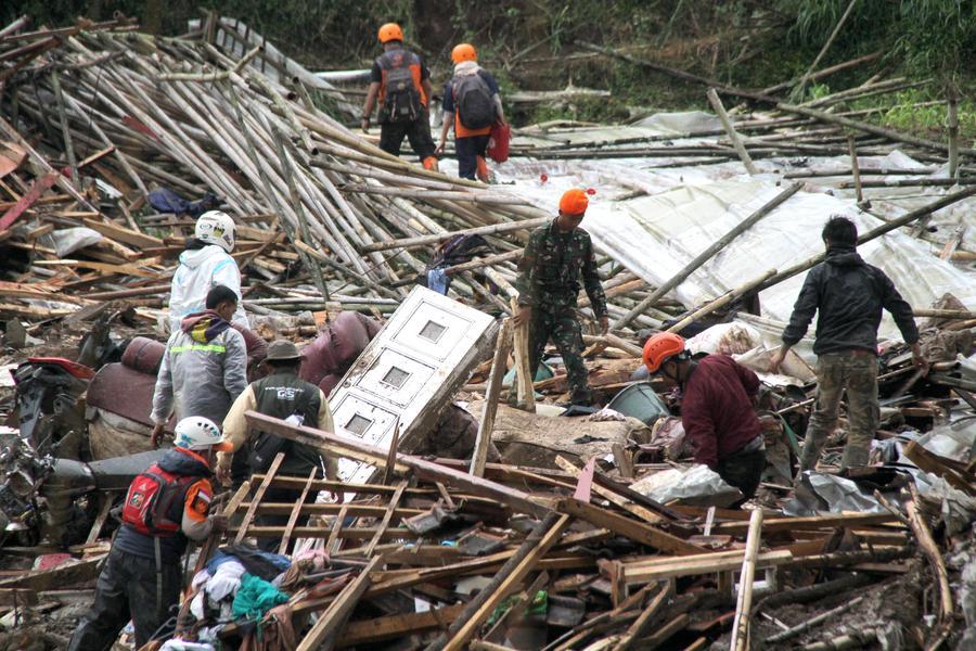 Endonezya’nın Batı Bandung bölgesinde şiddetli yağışların tetiklediği toprak kaymasında ilk