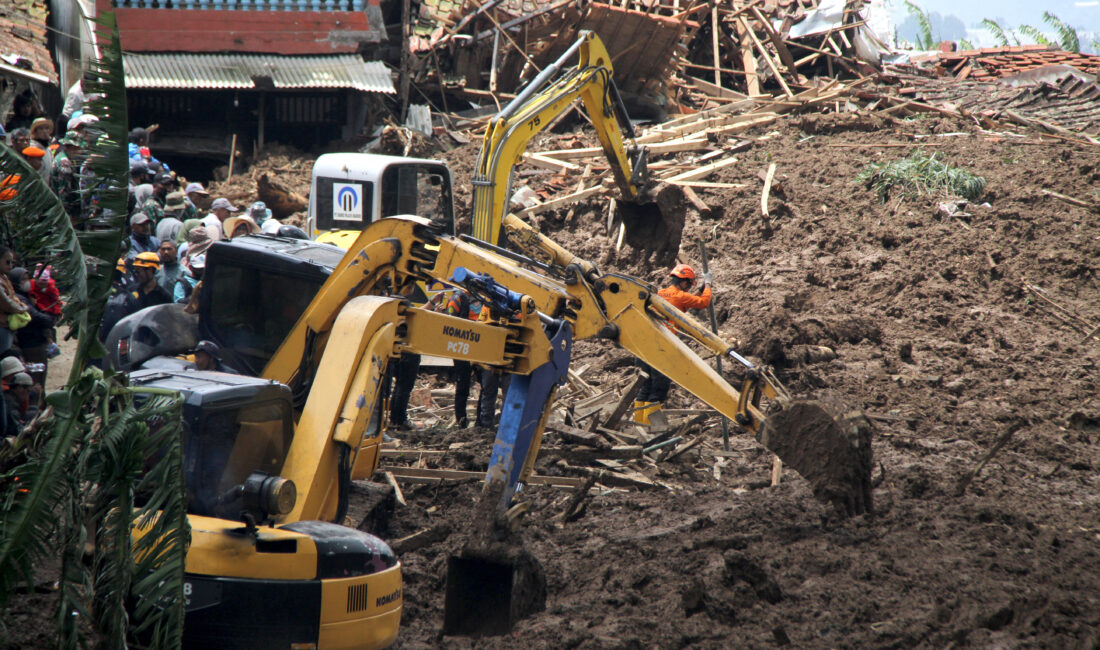 Endonezya’nın Batı Cava eyaletinde etkili olan şiddetli muson yağmurlarının tetiklediği