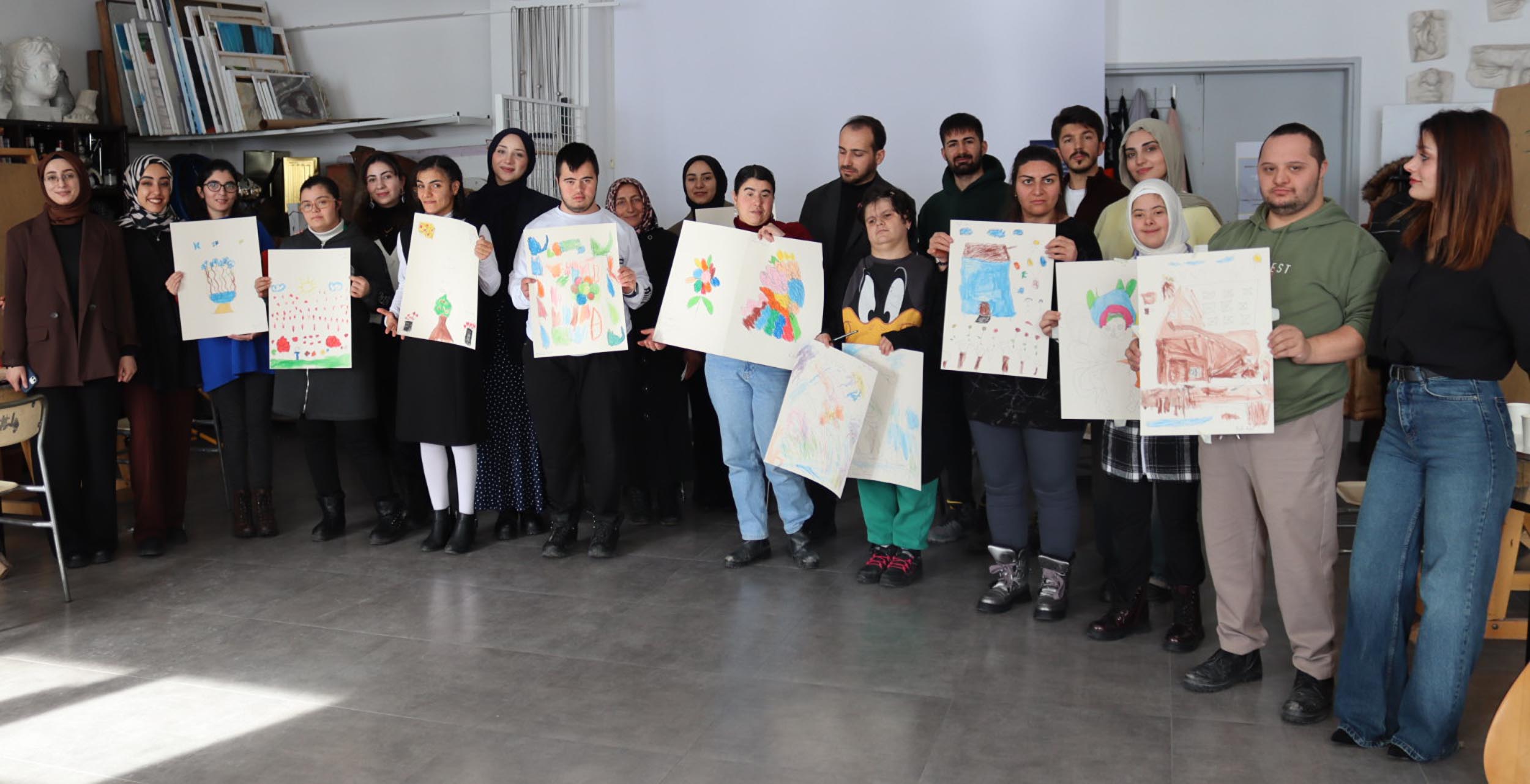Erzurum’da 10 engelli genç, Atatürk Üniversitesi Güzel Sanatlar Fakültesi’nde düzenlenen