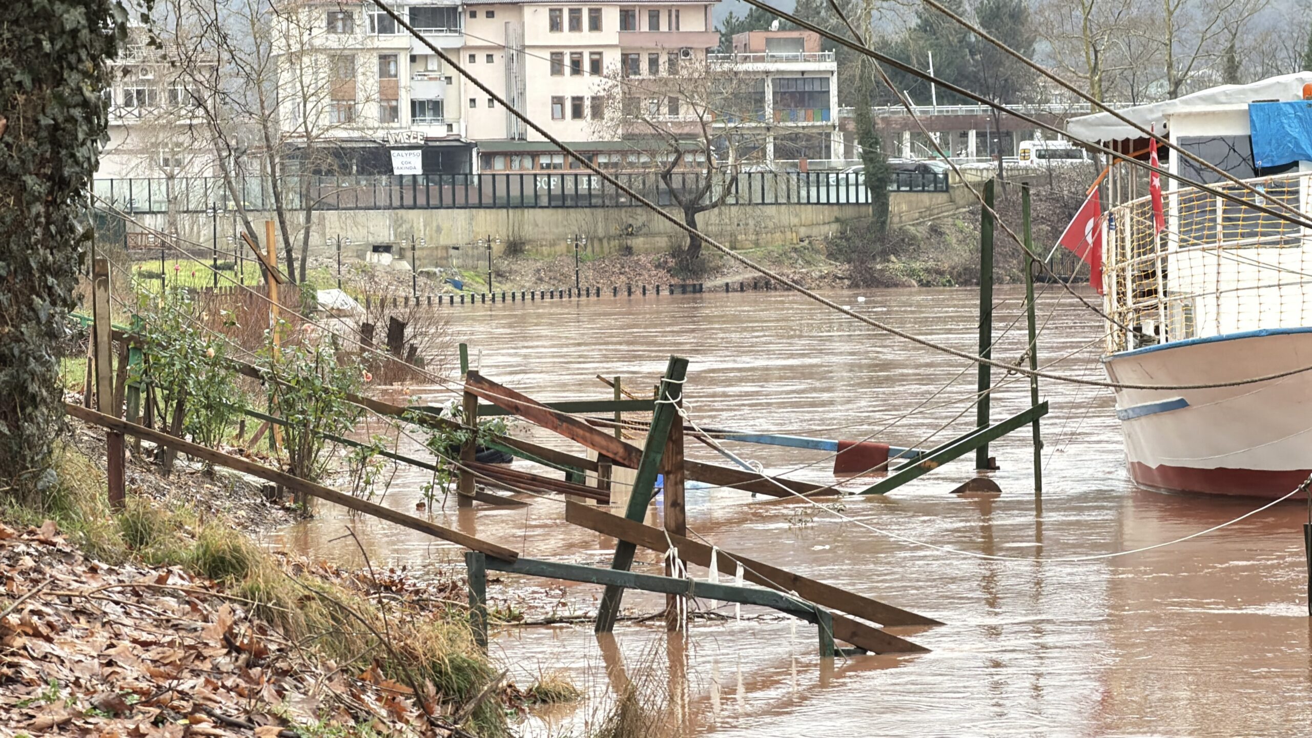 Bartın’da iki gündür aralıksız süren sağanak yağış ve yüksek kesimlerdeki