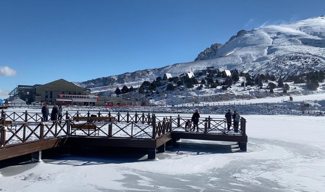 Erzincan’da bulunan Ergan Dağı Kayak Merkezi’ndeki Ardıçlı Gölü’nün yüzeyi, etkili