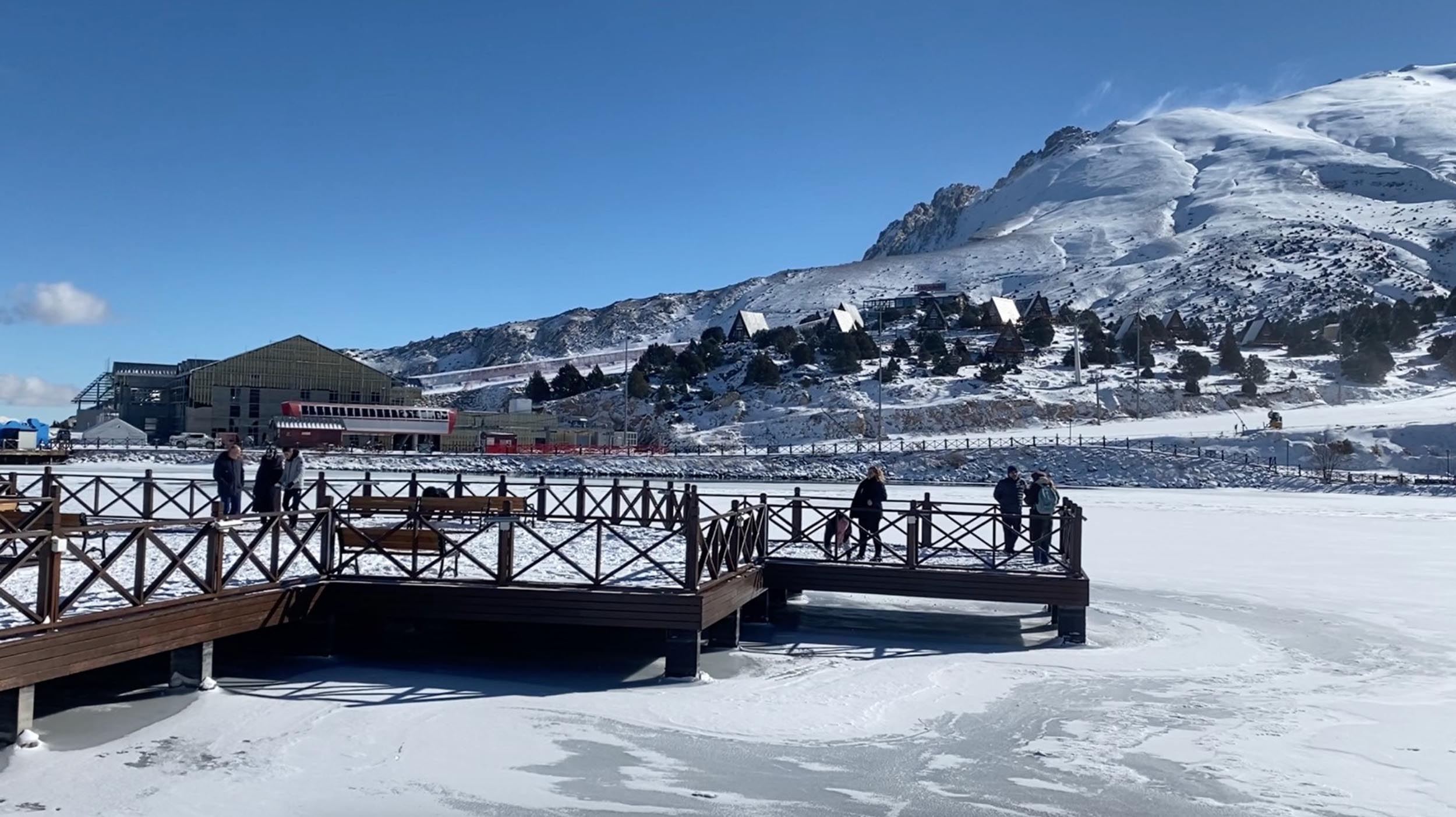 Erzincan’da bulunan Ergan Dağı Kayak Merkezi’ndeki Ardıçlı Gölü’nün yüzeyi, etkili