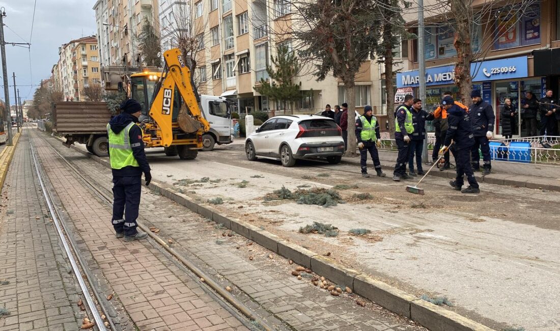 Eskişehir genelinde sabah saatlerinden itibaren etkisini gösteren kuvvetli rüzgar, yaşamı