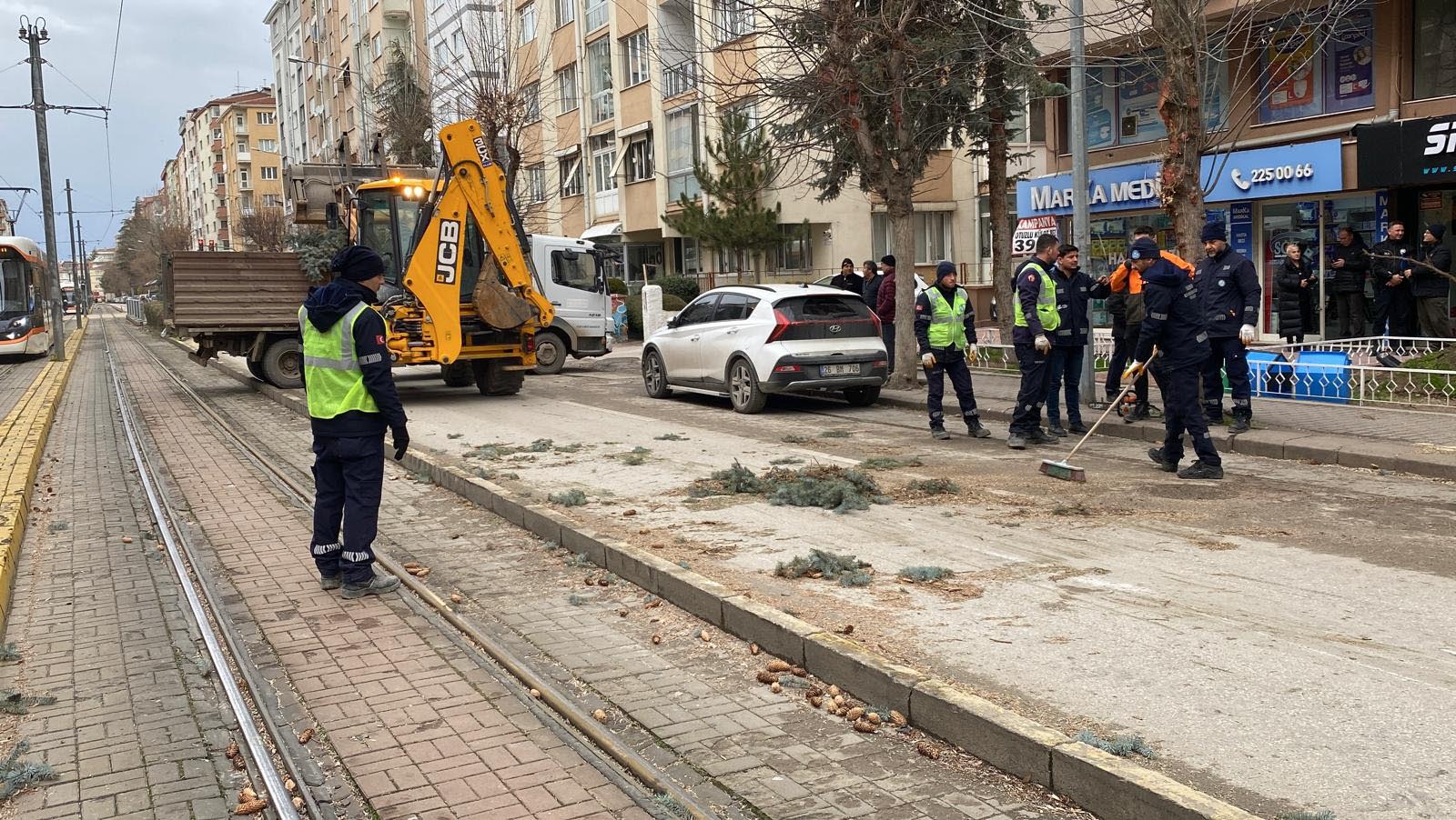 Eskişehir genelinde sabah saatlerinden itibaren etkisini gösteren kuvvetli rüzgar, yaşamı