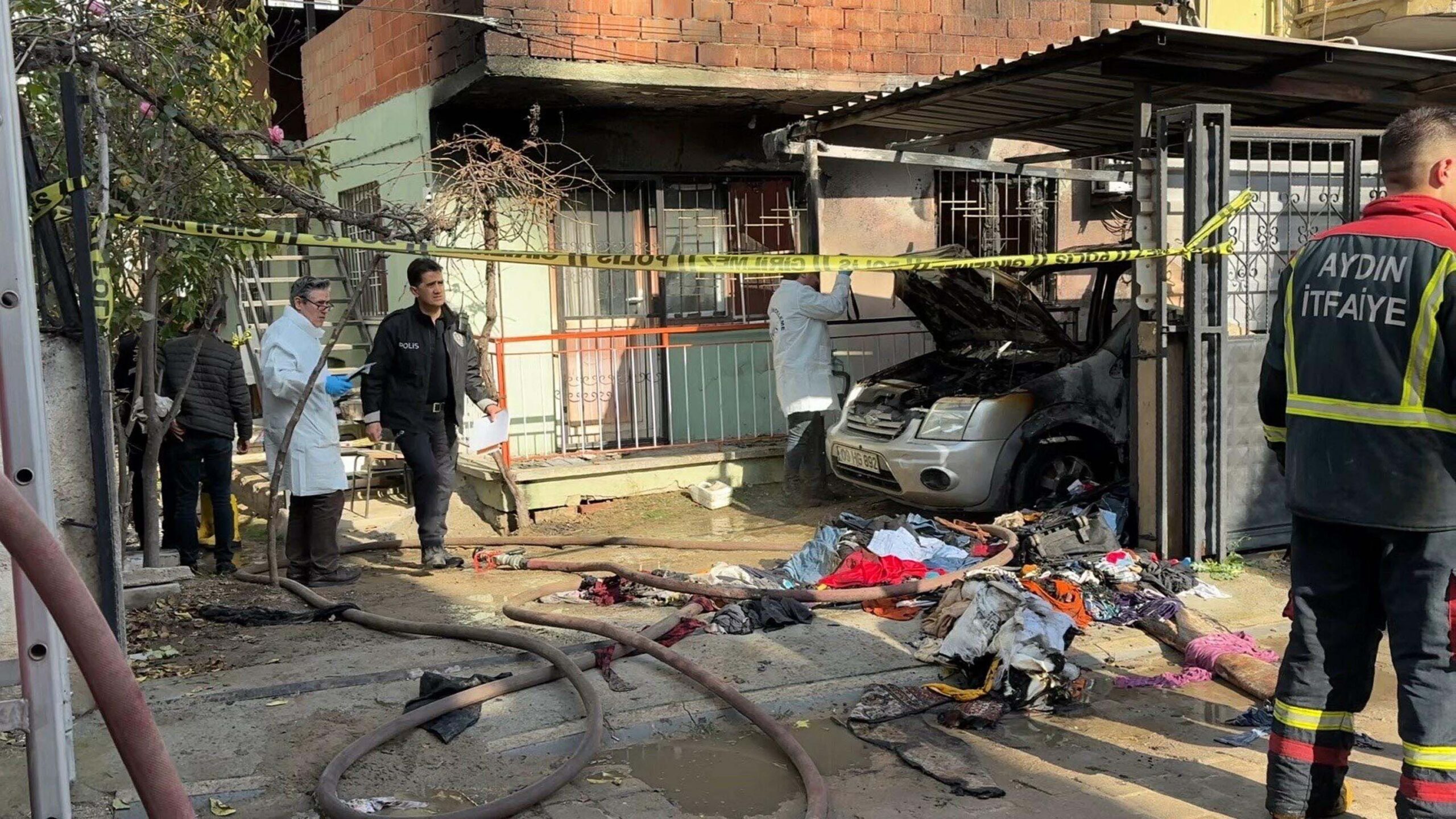 Aydın’ın Efeler ilçesinde, ikametini ve otomobilini ateşe verdikten sonra tüfekle