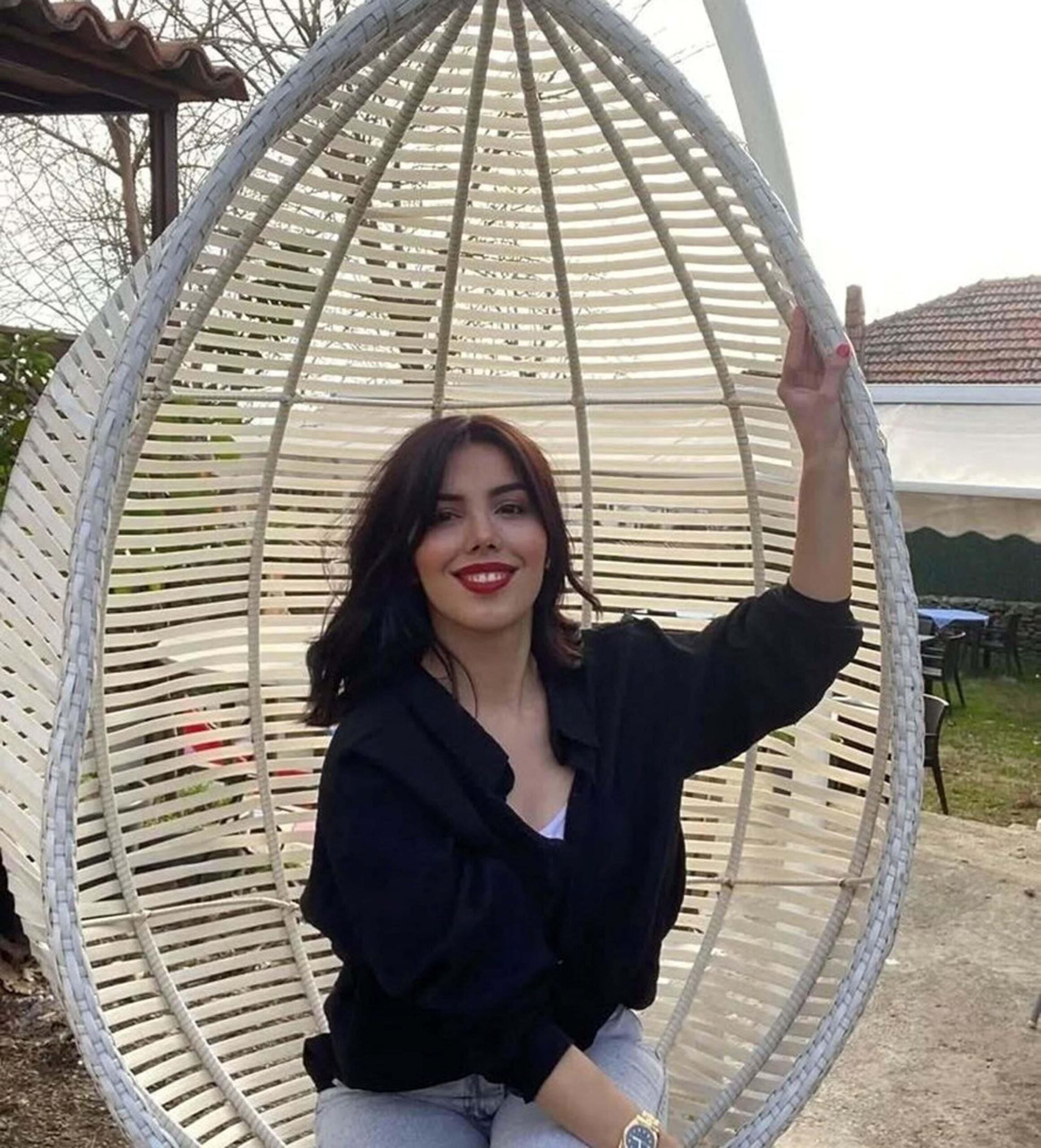 Ödemiş ilçesinde eski sevgilisi Fatma Kara’yı (27) sokak ortasında darbederek