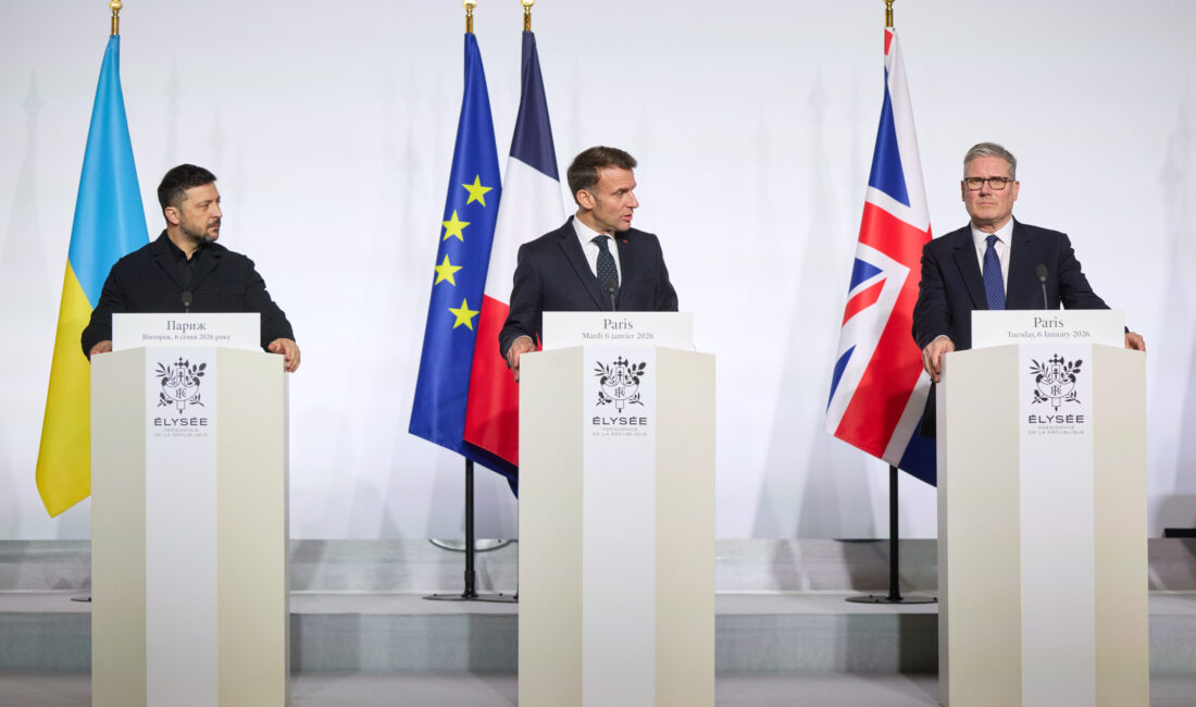 Fransa Cumhurbaşkanı Emmanuel Macron, Ukrayna Devlet Başkanı Volodimir Zelenskiy ve
