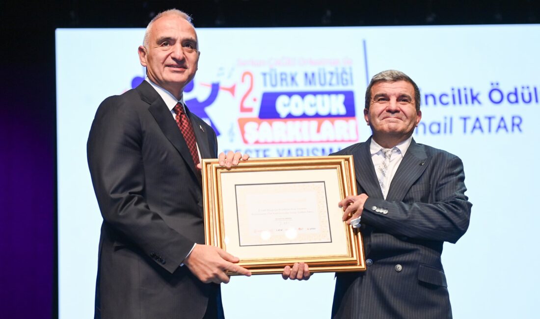 Atatürk Kültür Merkezi’nde (AKM) düzenlenen 2. Türk Müziği Çocuk Şarkıları