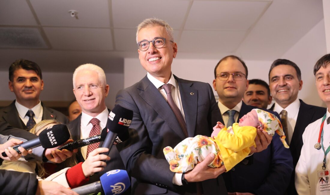 Sağlık Bakanı Kemal Memişoğlu, İstanbul’da 2026 yılının ilk bebeklerini ziyaret