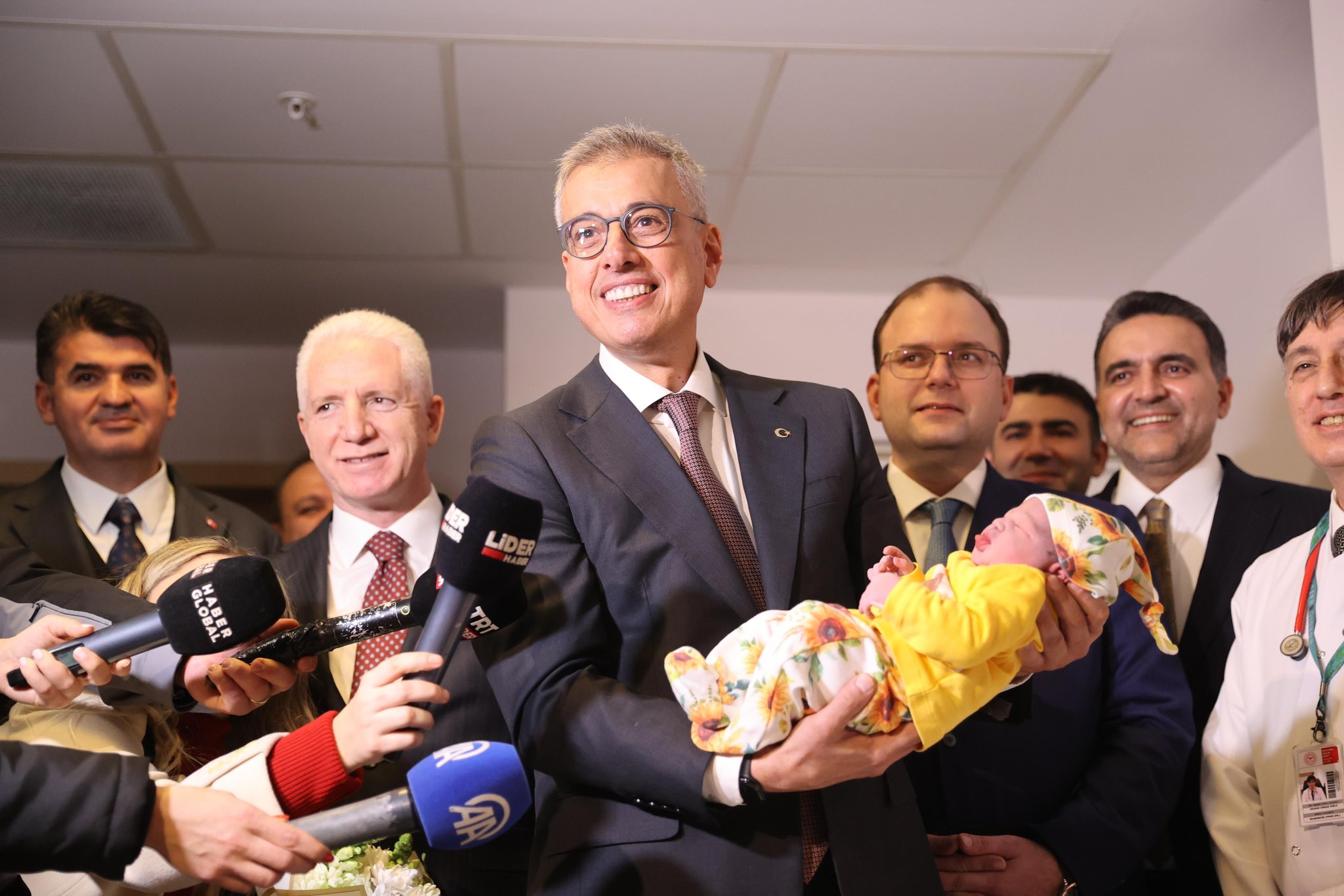 Sağlık Bakanı Kemal Memişoğlu, İstanbul’da 2026 yılının ilk bebeklerini ziyaret