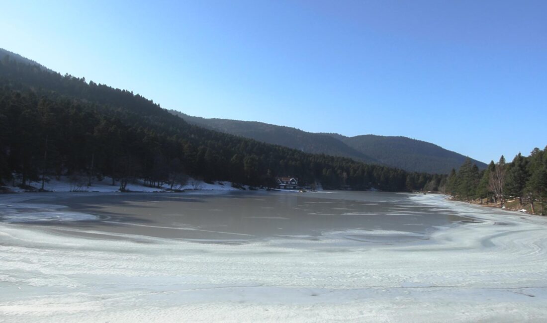 Hava Sıcaklığının Düşmesiyle Birlikte 4,5 Hektarlık Göl Alanı Buzla Kaplandı