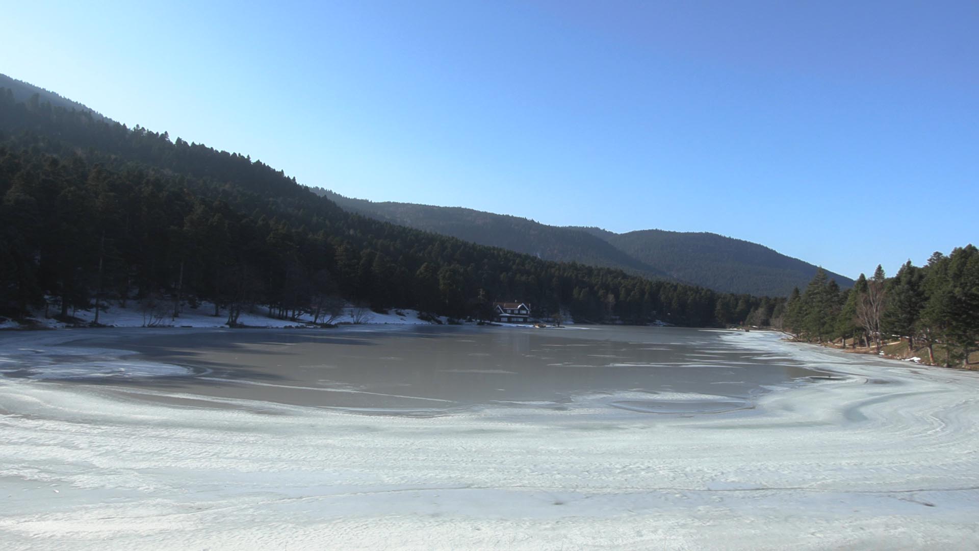 Hava Sıcaklığının Düşmesiyle Birlikte 4,5 Hektarlık Göl Alanı Buzla Kaplandı