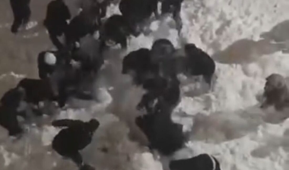 Hakkari’de yolda yürüyen iki üniversite öğrencisi, bir binanın çatısından sarkan