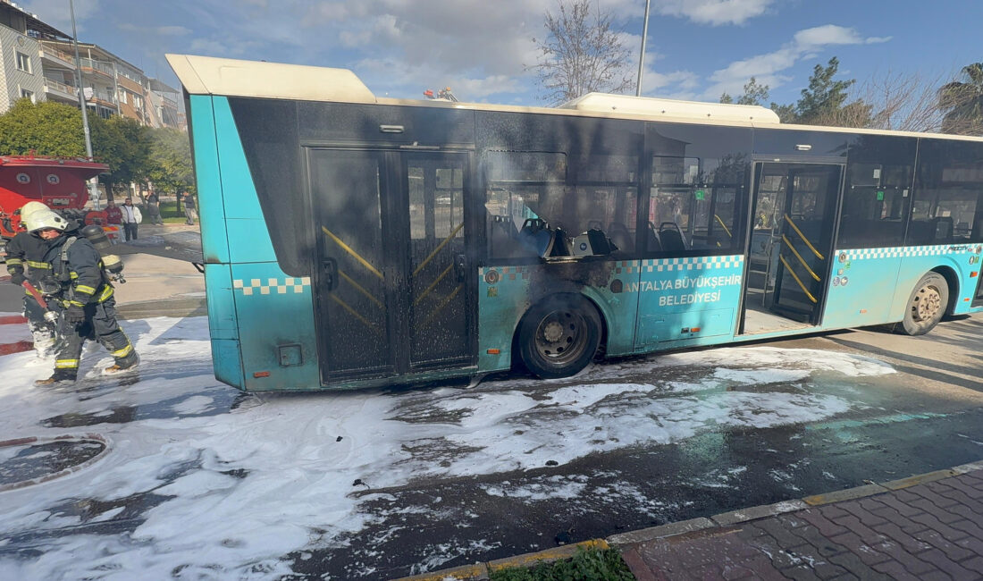 Antalya’da durağa yolcu almak için yanaşan halk otobüsünün motor bölümünde