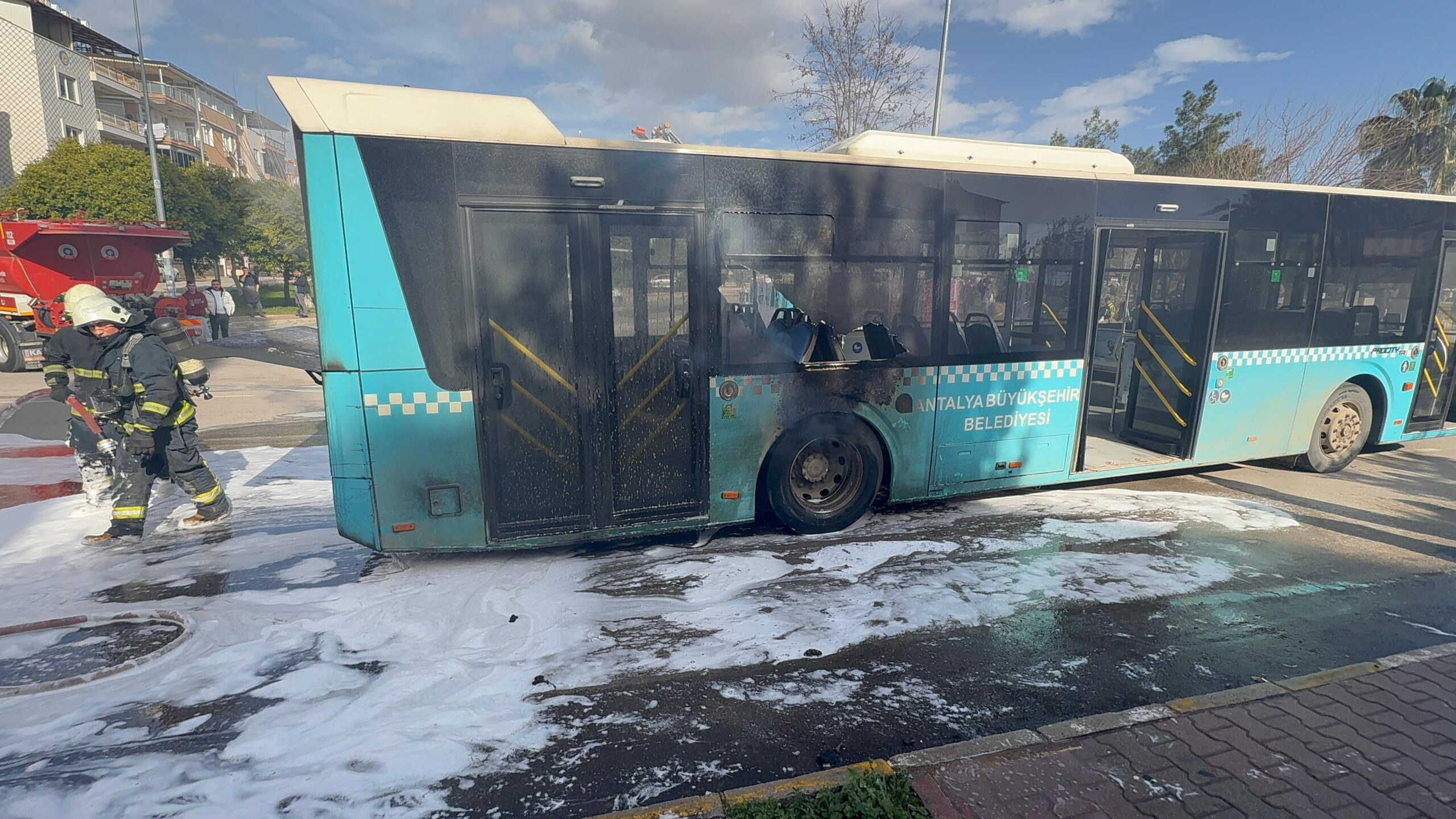 Antalya’da durağa yolcu almak için yanaşan halk otobüsünün motor bölümünde