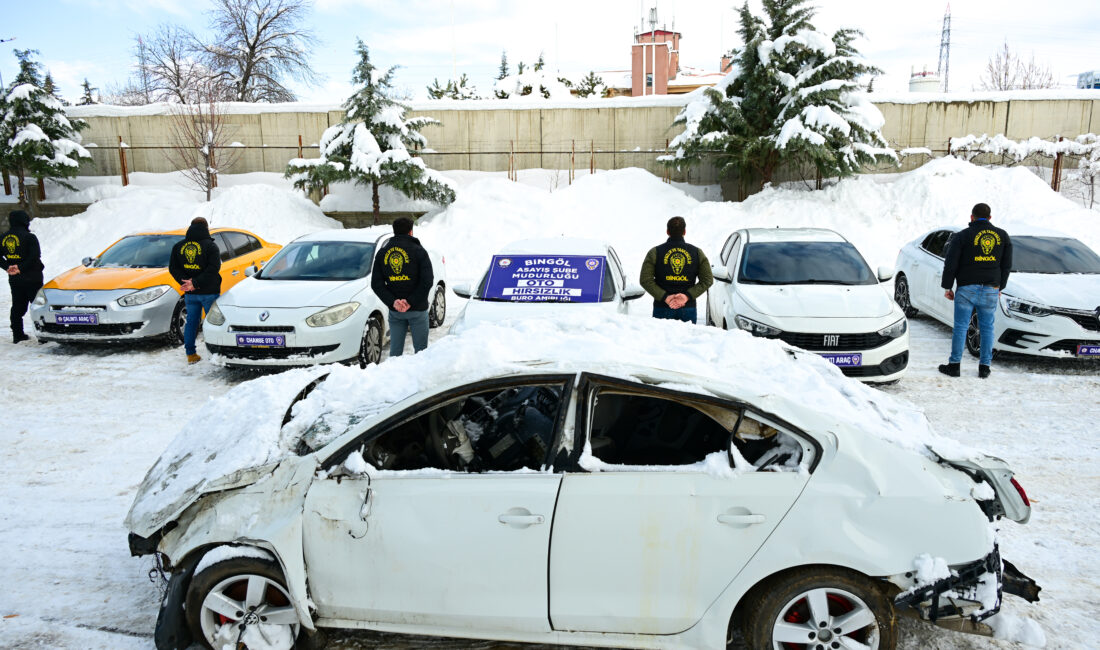 Bingöl’de deprem, yangın ve trafik kazalarında ağır hasar alan araçların