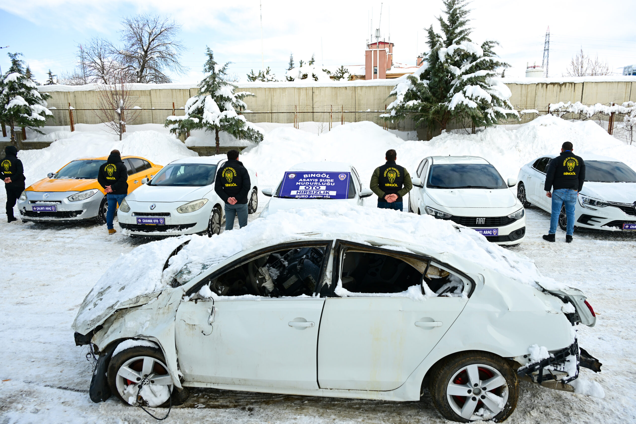 Bingöl’de deprem, yangın ve trafik kazalarında ağır hasar alan araçların