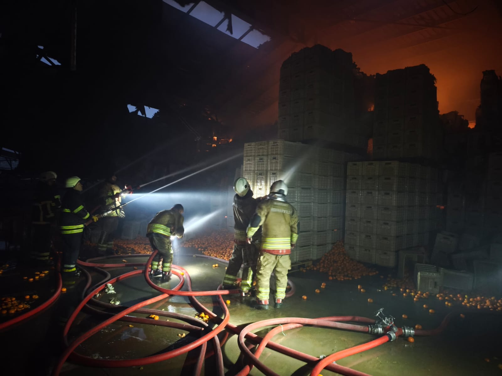 Hatay’ın Erzin ilçesinde bir meyve-sebze paketleme tesisinde çıkan yangında dumandan