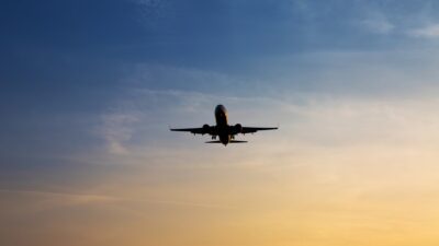 Yoğun Kar Yağışı Amsterdam’da Hava Ulaşımını Felç Etti, 7 Bölge