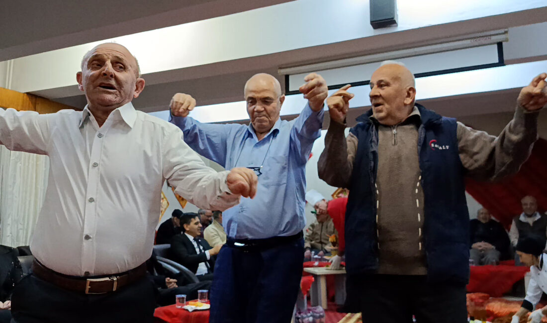  Edirne’de huzurevi sakinleri için düzenlenen ‘sıra gecesi’ etkinliği renkli görüntülere