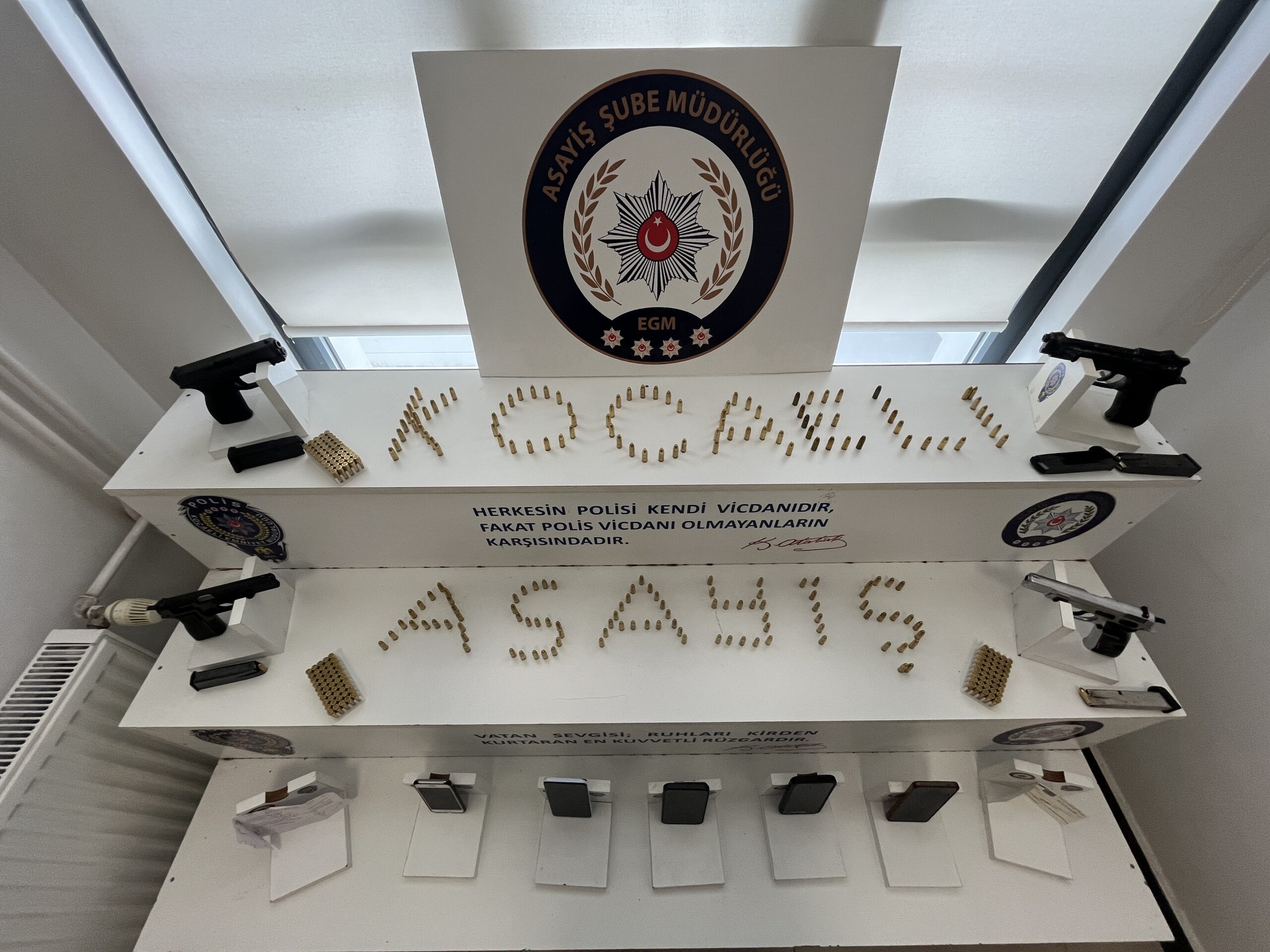 Kocaeli’de polis ekipleri, bir doktor ve bir iş insanına yönelik