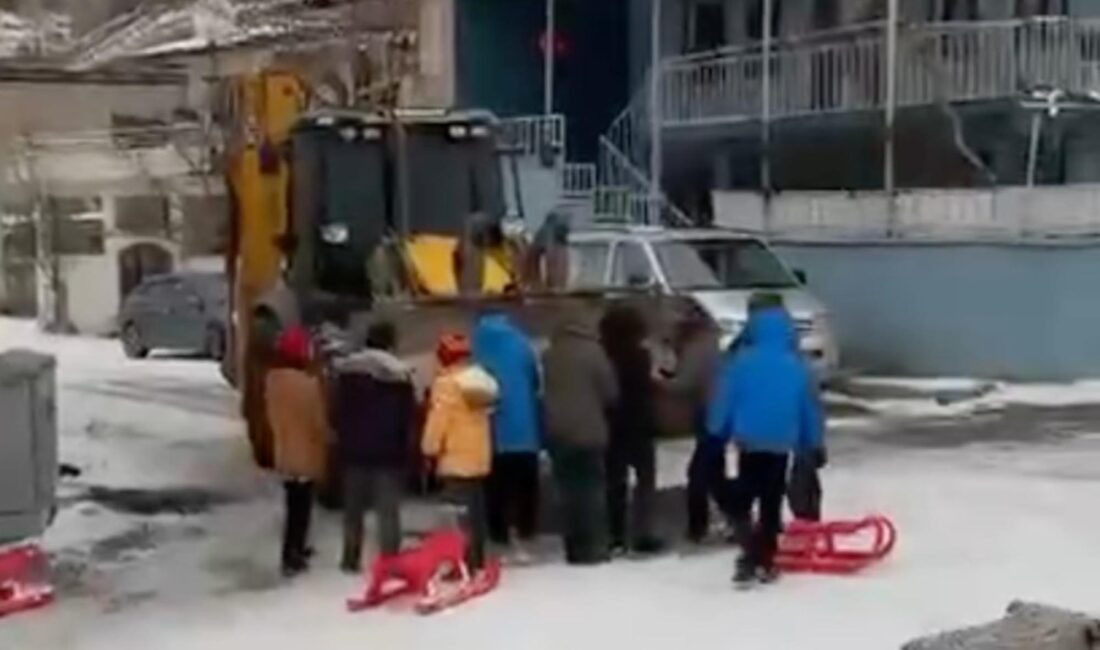 Üzümlü İlçesinde Kar Temizleme Çalışması Yapan Operatörü Durduran Çocukların “Kızak