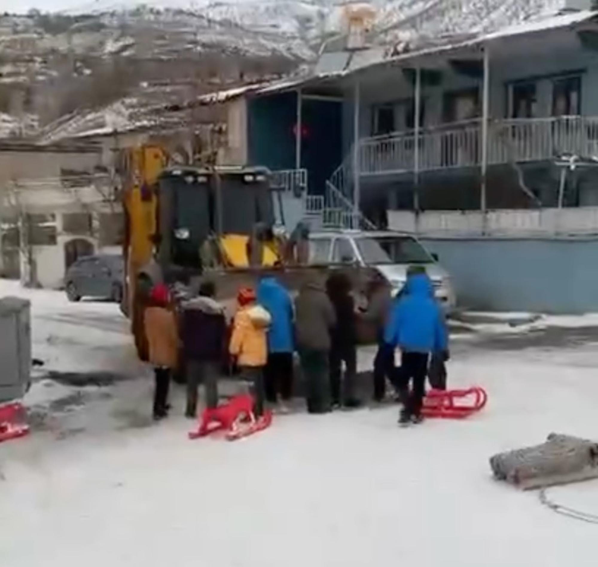 Üzümlü İlçesinde Kar Temizleme Çalışması Yapan Operatörü Durduran Çocukların “Kızak