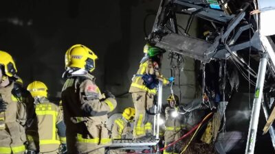 İSPANYA’nın Barselona kenti yakınlarında bir banliyö treninin raylara çöken istinat